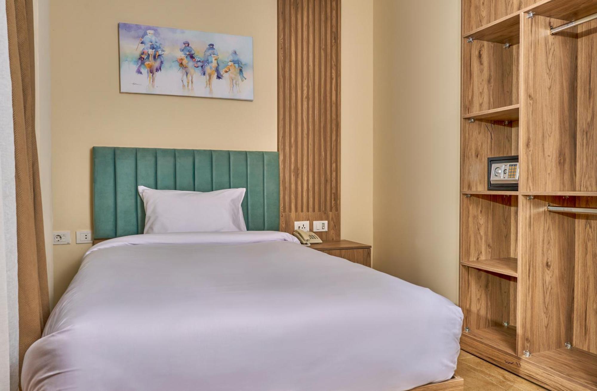 Small Single Room,1521213694:JPEG