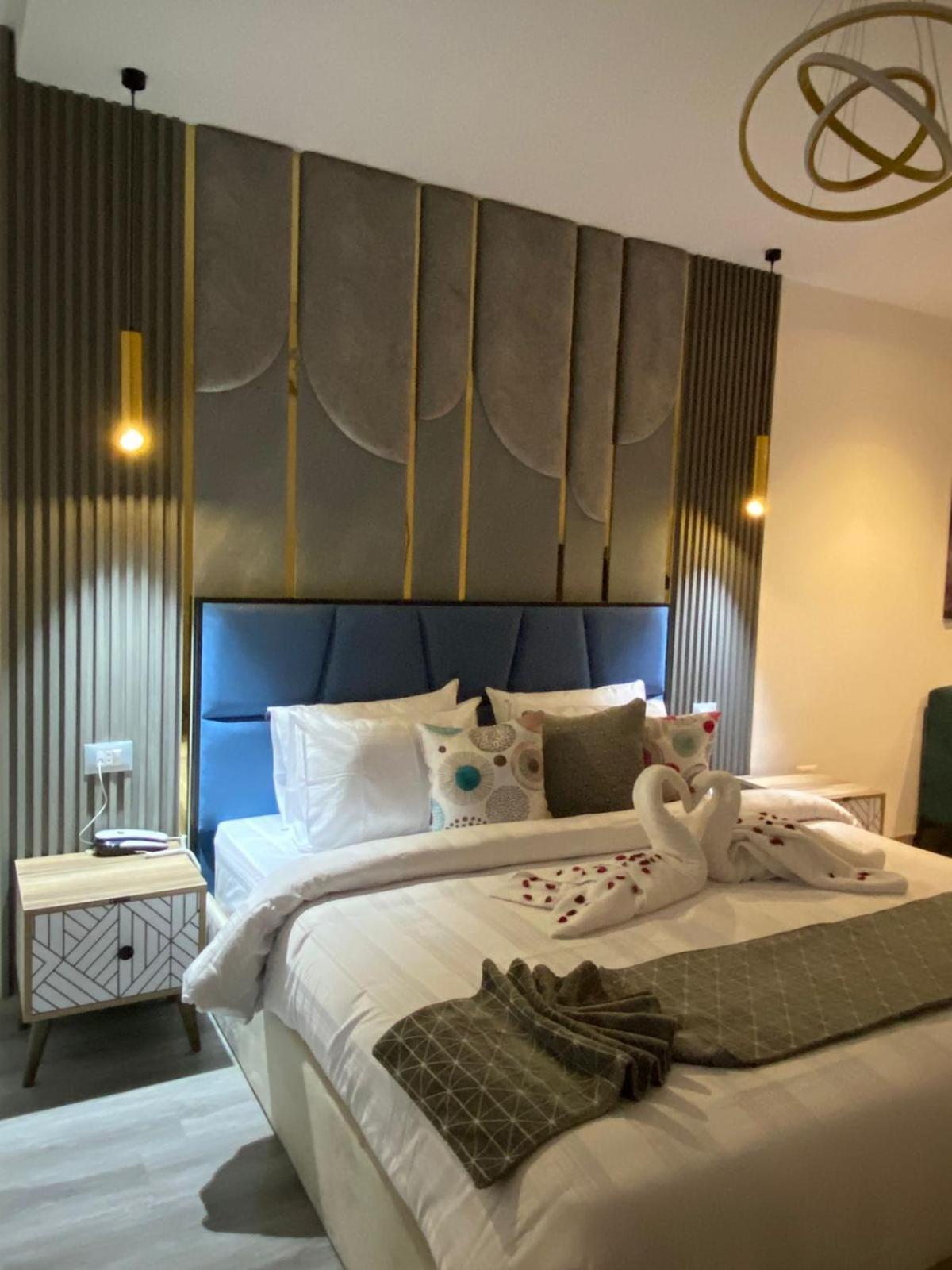 Zimmer mit Queensize-Bett und Balkon
