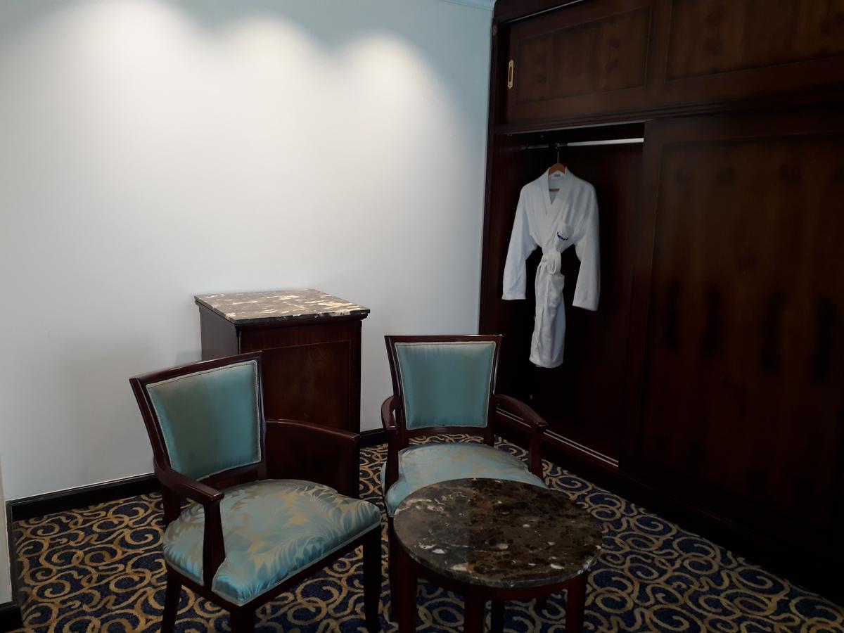 Executive Suite,616286420:JPEG