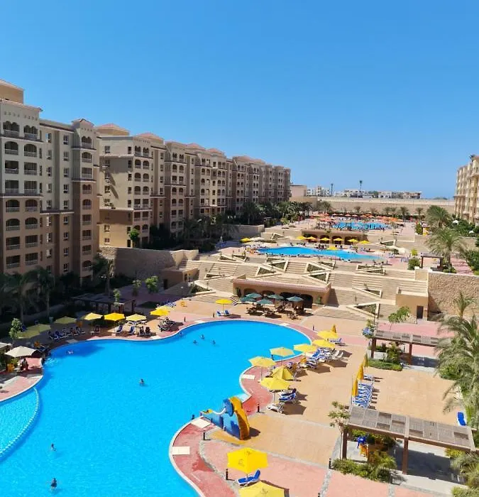 شاليه فندقي ٥٥ متر غرفه بحمام وتراس مكيف ومفروش فرش زيرو راقي جدا اول استخدام يطل علي البسينات وللعلم القريه قبلي الطريق-1