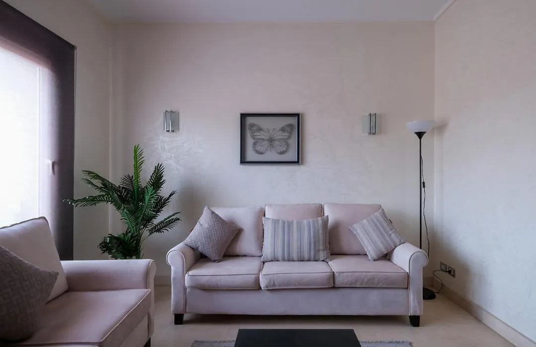 Cozy One Bedroom Near Auc-1