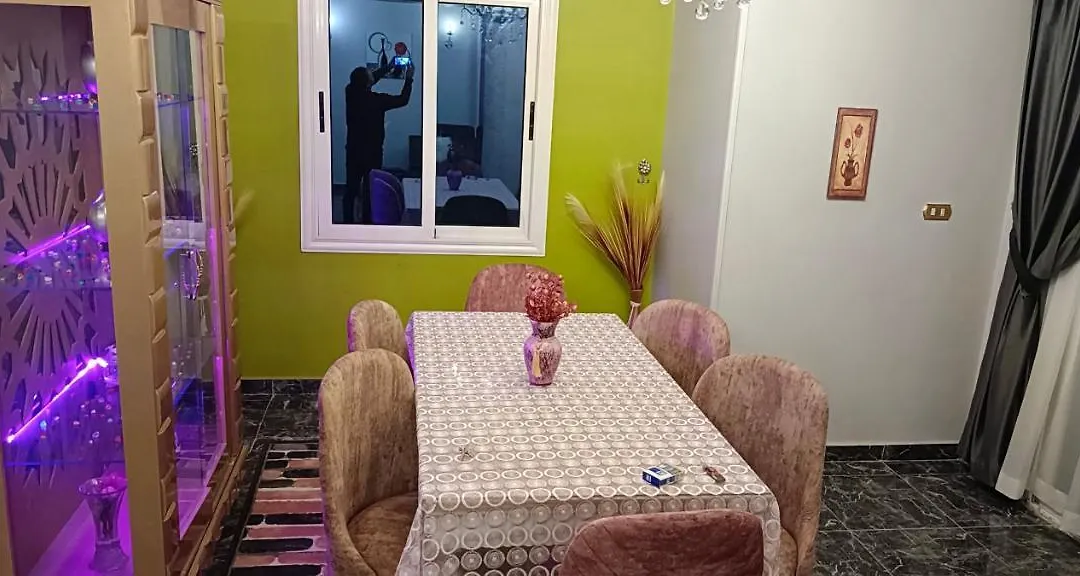 شقه مفروشه فندقيه رائعه 220م مكيفه معقمه انترنت مجاني السكن للعائلات والأسر فقط وليس أفراد-1
