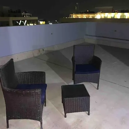 Stylish Roof-Top Studio!-2
