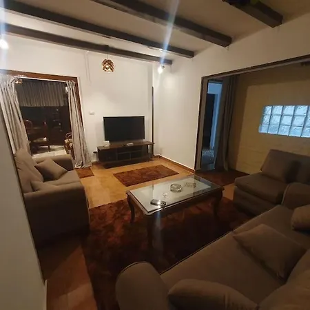 Cozzy Home With Private Entrance-3