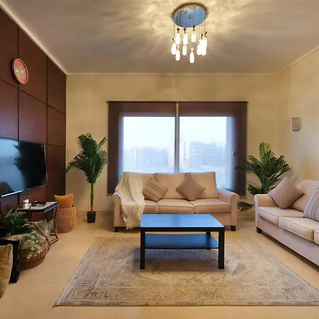 Cozy One Bedroom Near Auc-2