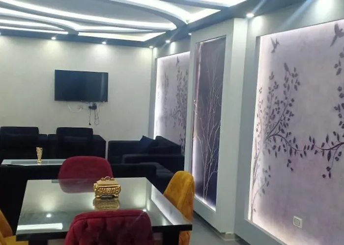 شقه رائعه بحي المهندسين جامعه الدول العربيه الرجاء التواصل عبر الواتس اب لارسال تفاصيل اكثر والتأكد من تاريخ اتاحه الحجوزات Cairo