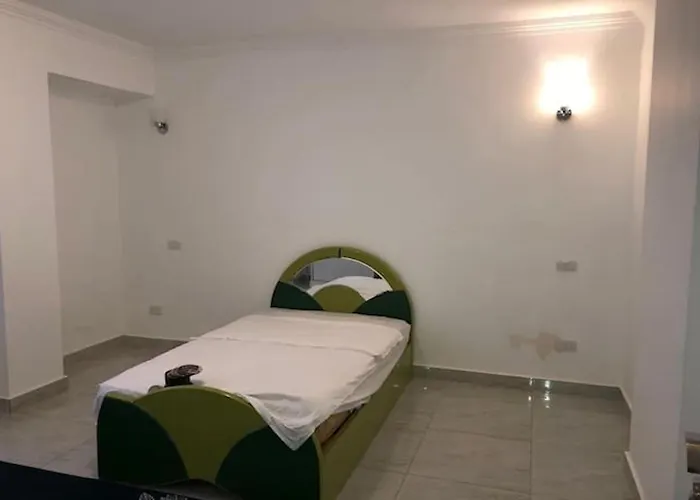 Haustierfreundliches Modern 3 Bedroom Apartment Walk To Cafes & Bookstores Kairo