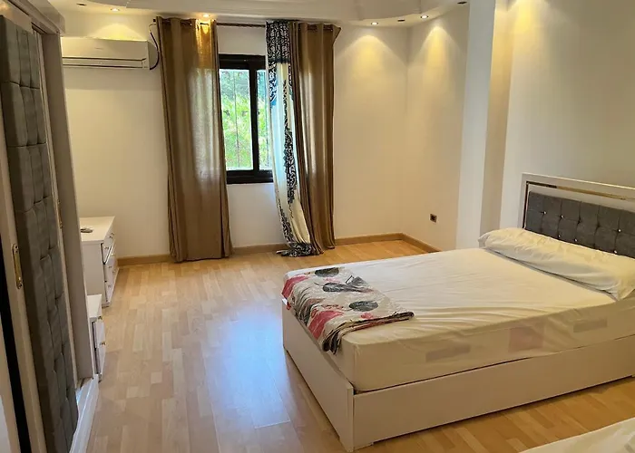 Comfortable Apartment With A Private Garden Near Auc شقه فندقيه Cairo