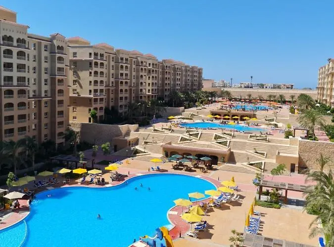 شاليه فندقي ٥٥ متر غرفه بحمام وتراس مكيف ومفروش فرش زيرو راقي جدا اول استخدام يطل علي البسينات وللعلم القريه قبلي الطريق Cairo que aceita animais de estimação