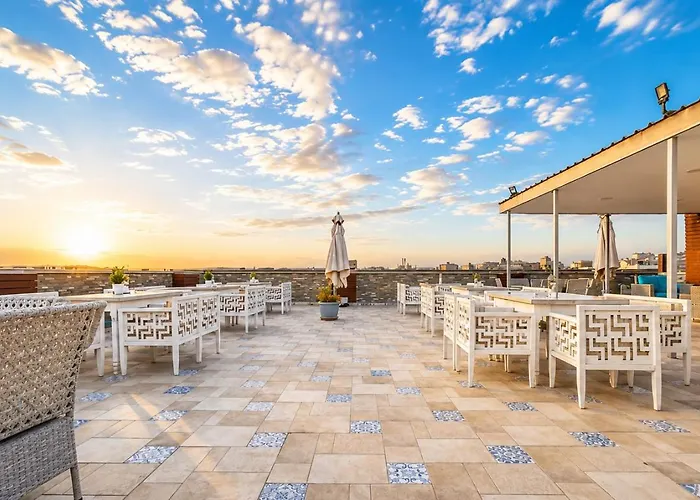 Pyramid Edge Hotel & Exclusive Pyramids View Rooftop Kafret el-Gabal